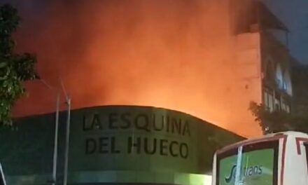 ¡Urgente! Bomberos Medellín atienden incendio estructural en el centro de la ciudad.