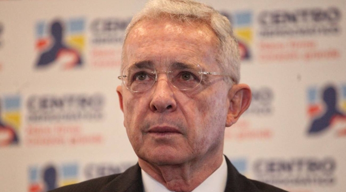 Investigación periodística relacionaría a Uribe con narcotraficantes