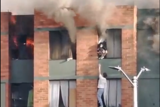 Rescate heroico: hombre salvó a mujer y su mascota de incendio