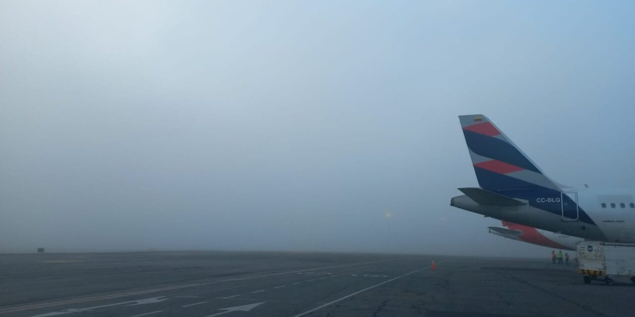 Densa niebla genera retrasos en el Aeropuerto José María Córdova