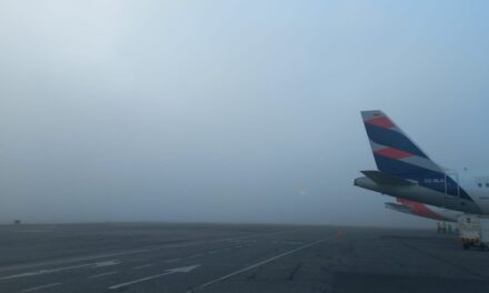 Densa niebla genera retrasos en el Aeropuerto José María Córdova