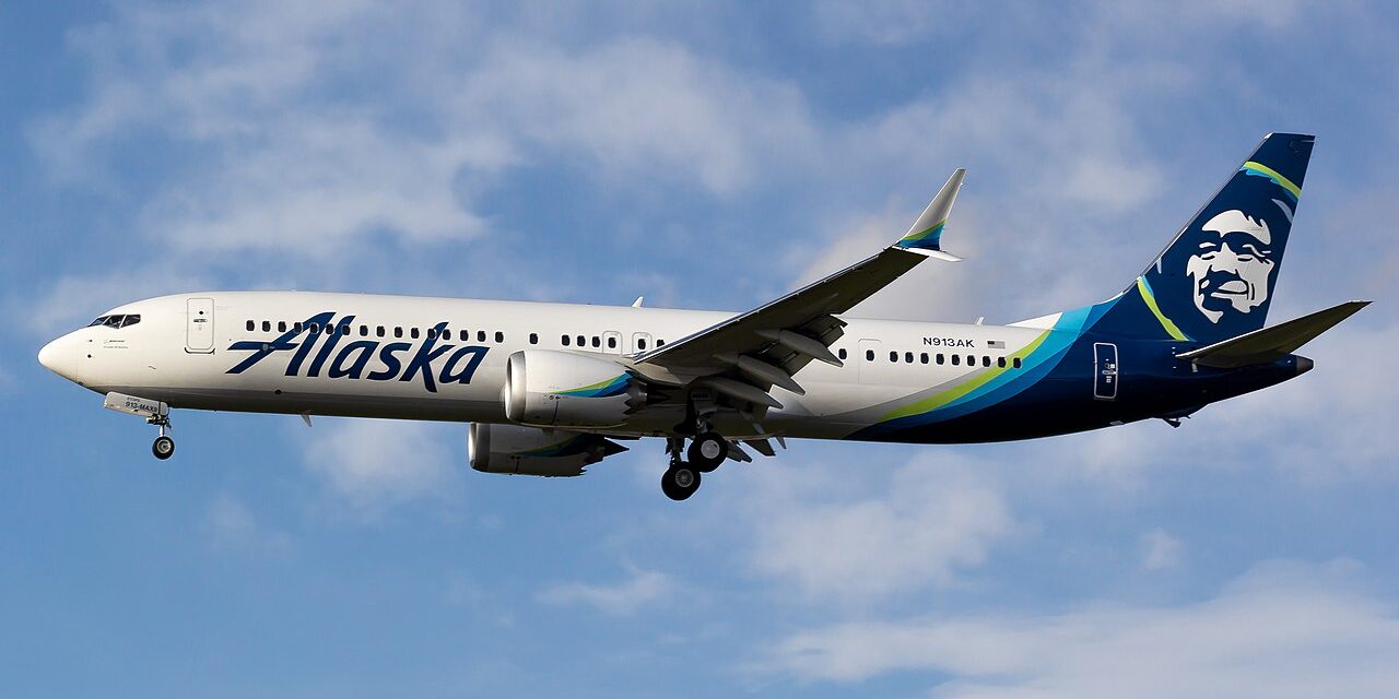 ¡Pánico en el cielo! Avión de Alaska Airlines aterrizó de urgencia tras la rotura de un vidrio