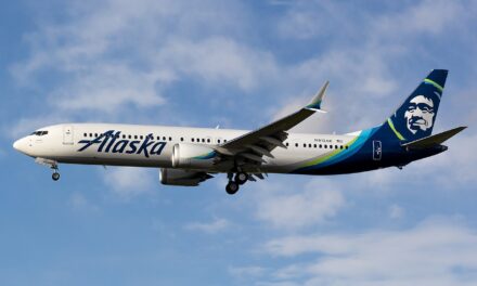 ¡Pánico en el cielo! Avión de Alaska Airlines aterrizó de urgencia tras la rotura de un vidrio