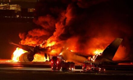 Choque de dos aviones en Japón dejan cinco muertos