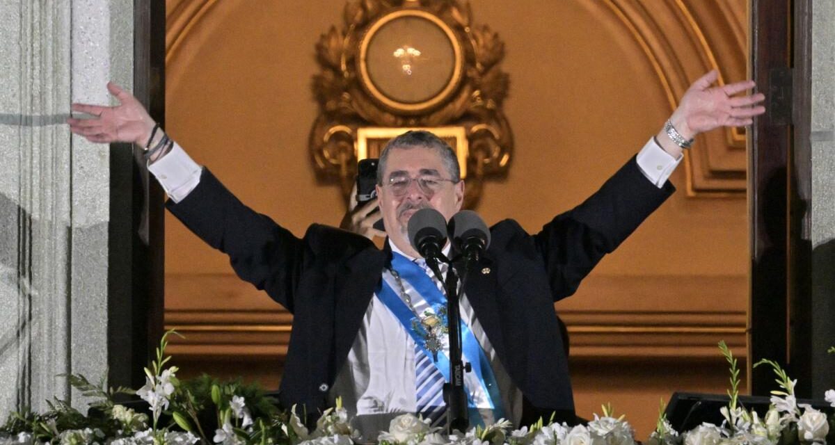 Bernardo Arévalo se posesionó como presidente de Guatemala