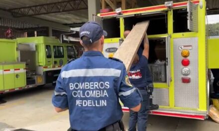 Fico envía bomberos para emergencia en vía Medellín Quibdó