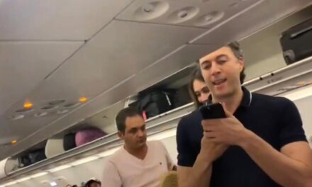 «Ladrón, ladrón» le gritaron a Daniel Quintero en medio de un vuelo nacional.