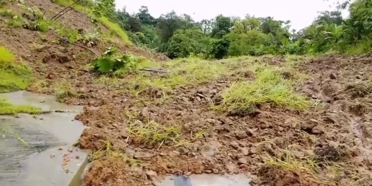 ¡Urgente! Derrumbe en la vía Quibdó-Medellín tendría personas atrapadas. La carretera está cerrada