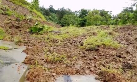 ¡Urgente! Derrumbe en la vía Quibdó-Medellín tendría personas atrapadas. La carretera está cerrada