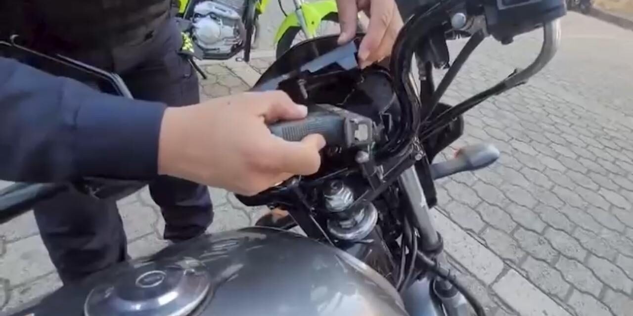 Capturado: Hombre encaletaba arma de fuego en el tacómetro de su moto