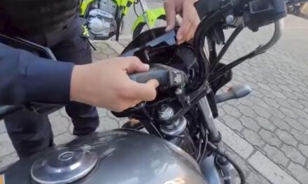 Capturado: Hombre encaletaba arma de fuego en el tacómetro de su moto