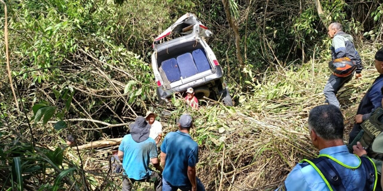 En Yarumal, un bus intermunicipal rodo 75 metros por un abismo. El conductor falleció