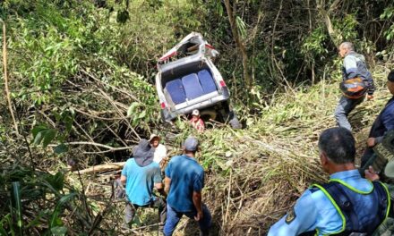 En Yarumal, un bus intermunicipal rodo 75 metros por un abismo. El conductor falleció