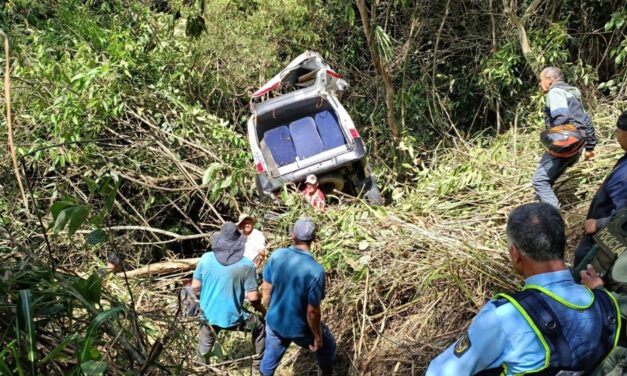 En Yarumal, un bus intermunicipal rodo 75 metros por un abismo. El conductor falleció