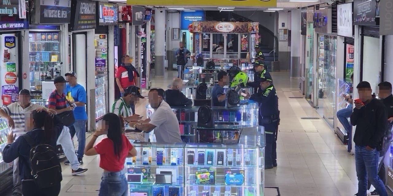 Cierran Centro Comercial Ópera en Medellín y hallan 75 celulares