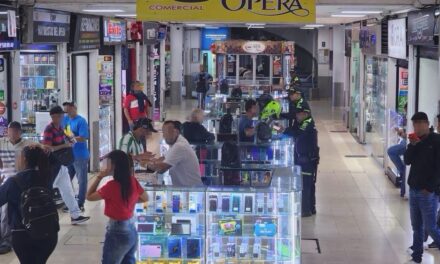 Cierran Centro Comercial Ópera en Medellín y hallan 75 celulares