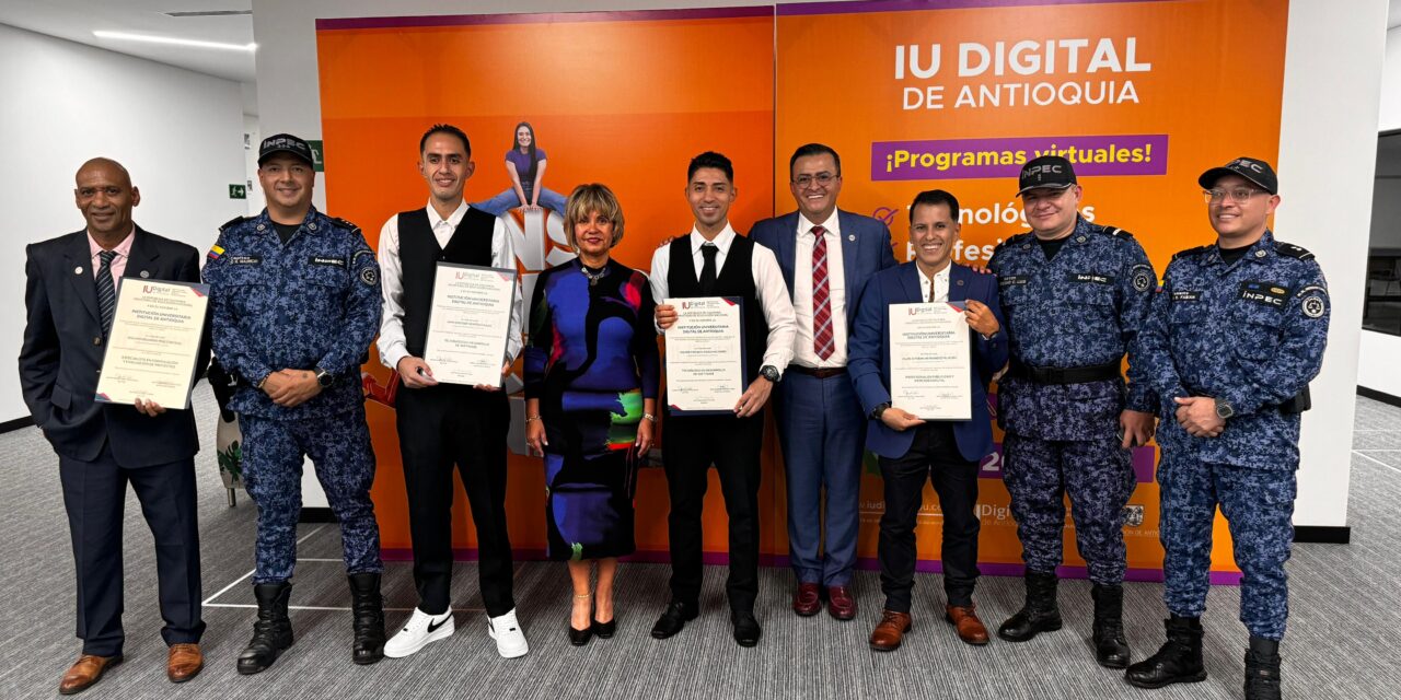 Cuatro estudiantes privados de la libertad se gradúan de la IU Digital de Antioquia