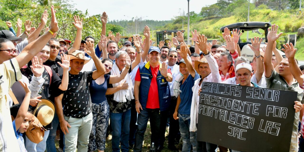UNGRD entrega maquinaria amarilla en municipios de Antioquia