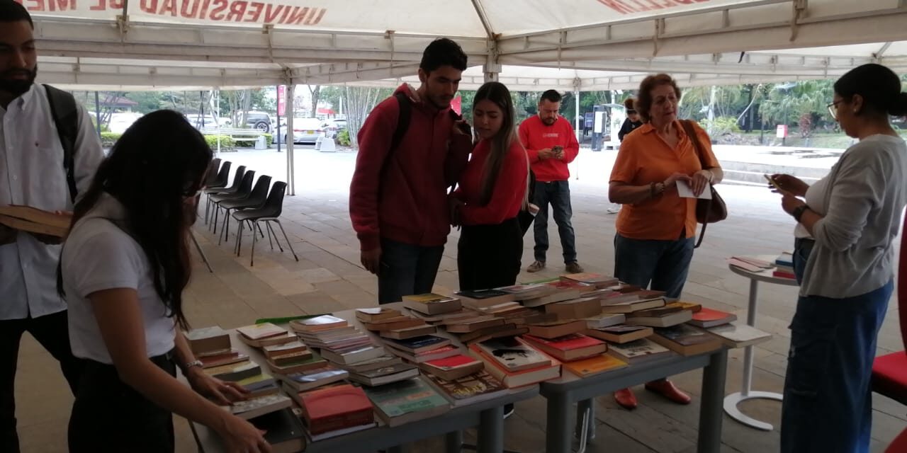 Biblioteca U. de Medellín celebró el día del idioma y del libro