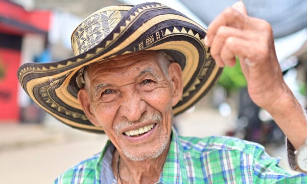 Aumenta transferencia monetaria a adultos mayores de 80 años