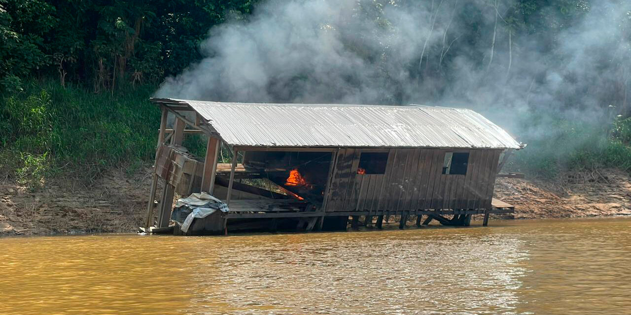 Destruyen maquinaria que explotaba oro ilícitamente en Amazonas