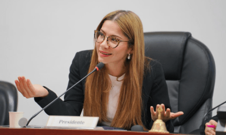 Cathy Juvinao cuestiona a Ministra Aurora Vergara