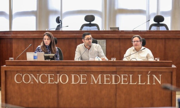 Fiquismo logra votación ‘a pupitrazo’ del Plan de Desarrollo