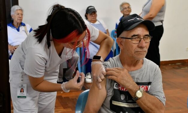 Alcaldía de Itagüí vacuna 900 adultos mayores contra la Influenza