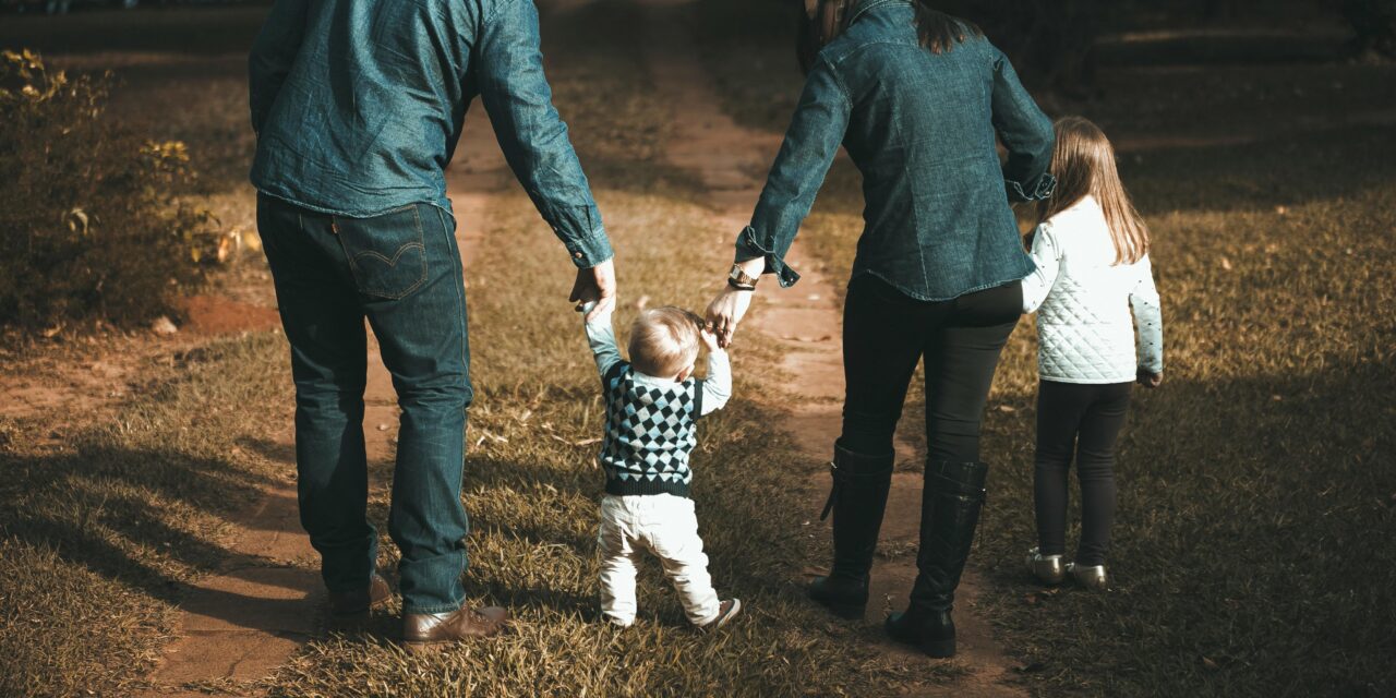 7 de 10 padres buscan compensar la falta de tiempo con sus hijos