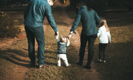 7 de 10 padres buscan compensar la falta de tiempo con sus hijos