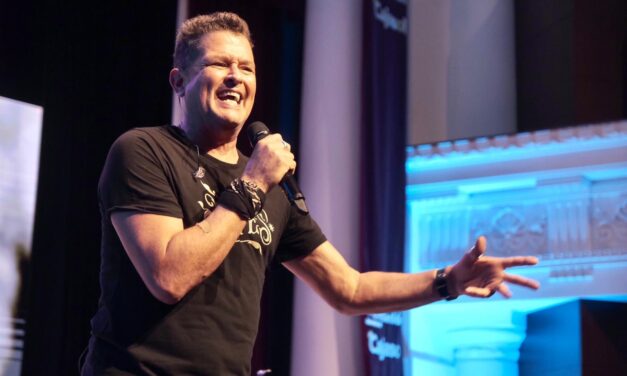 Carlos Vives cierra la Conferencia CAF en Sevilla, España