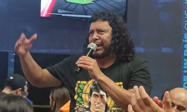 Marca española de guantes firma colaboración con René Higuita