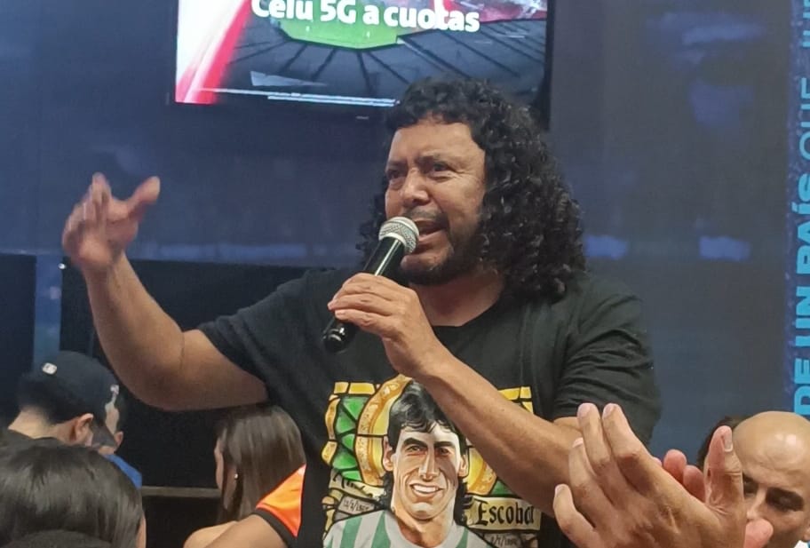 Marca española de guantes firma colaboración con René Higuita