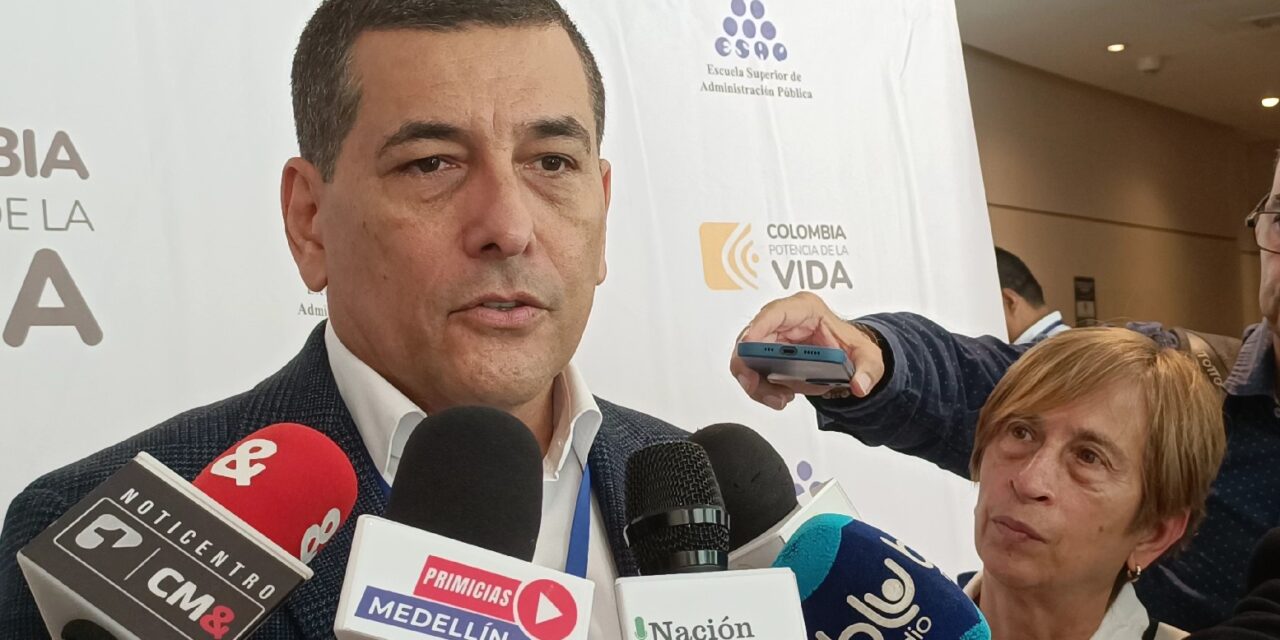 Polémica: alcalde de Cartagena pide no ser grabado durante protesta por falta de becas