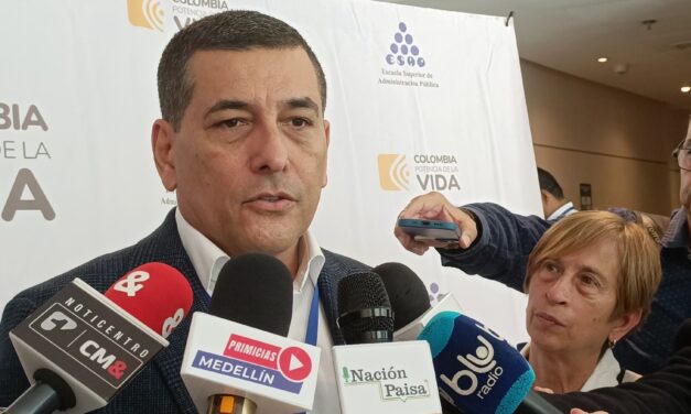 Polémica: alcalde de Cartagena pide no ser grabado durante protesta por falta de becas