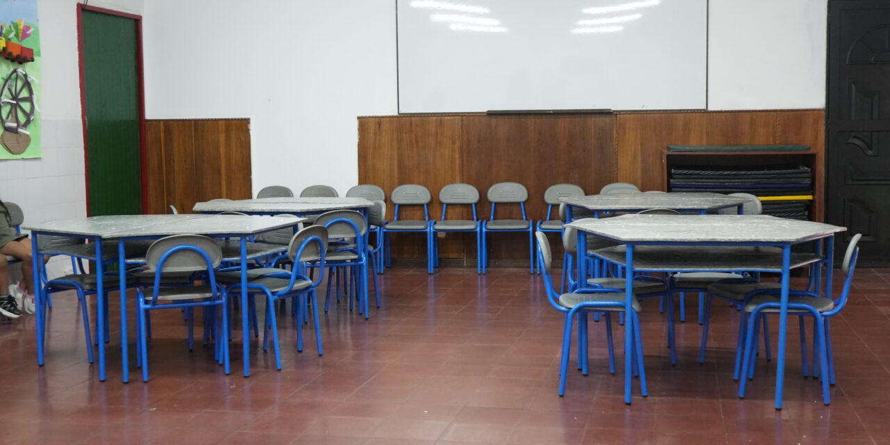Donan escritorios hechos de Tetra pak a escuelas de Medellín