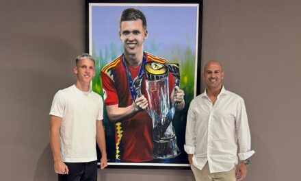 Dani Olmo, jugador del Barcelona, dona 50.000 euros para becas