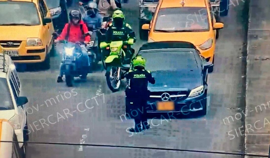 Identifican a agresores de agente de tránsito en caravana ilegal en Medellín