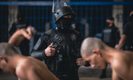 Investigan envío de presos colombianos deportados a El Salvador