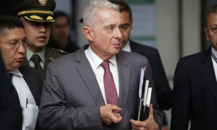 Reinicia juicio contra Uribe: ¿testigo de la defensa sería del Clan del Golfo?