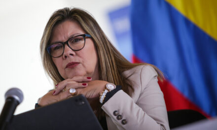 Fiscal General Luz Adriana Camargo rinde cuentas: avances en justicia y controversias políticas