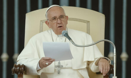 El Papa Francisco mejora y está fuera de peligro, pero seguirá hospitalizado