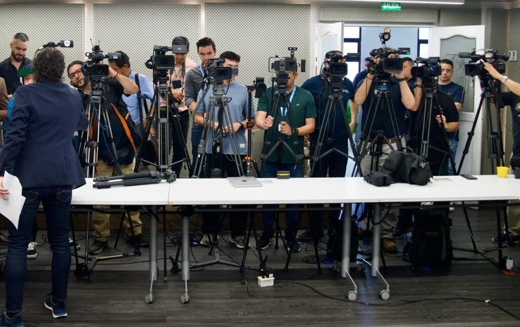 La batalla de las narrativas: cómo los medios y los políticos moldean la opinión pública