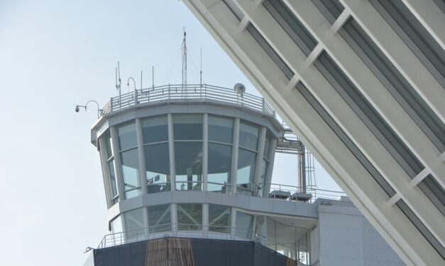 Controladores aéreos denuncian recortes en transporte mientras Aerocivil adquiere camionetas de lujo