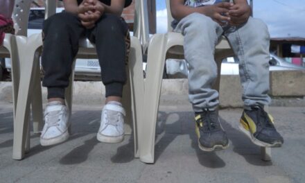 830 niños de bajos recursos en Medellín regresaron a clases con zapatos nuevos
