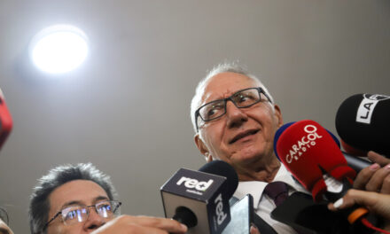 Escándalo por audios de esposa del Ministro de Salud, Guillermo Jaramillo