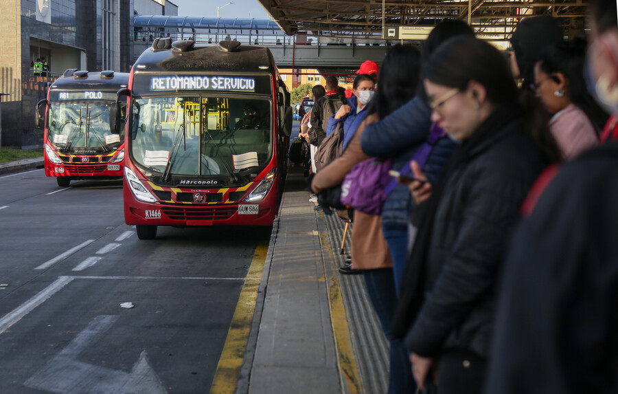Presunto ladrón muere embestido por un bus de TransMilenio tras robo en la estación Pepe Sierra
