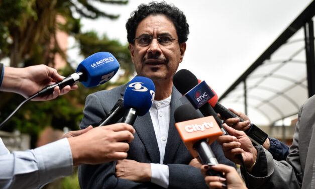 Cepeda pide imputar cargos a exparamilitares en caso Uribe