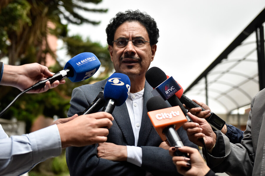 Cepeda pide imputar cargos a exparamilitares en caso Uribe