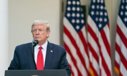 Trump impone arancel del 25% a vehículos extranjeros